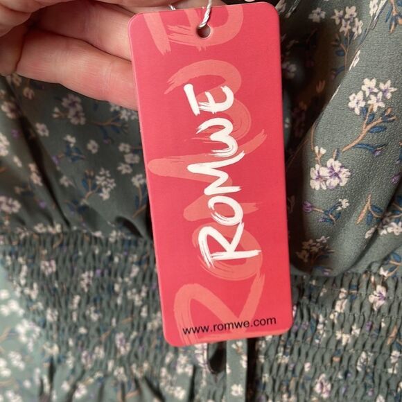 Romwe Ditsy Floral Crop Top. Size XS. New! - Picture 4 of 6